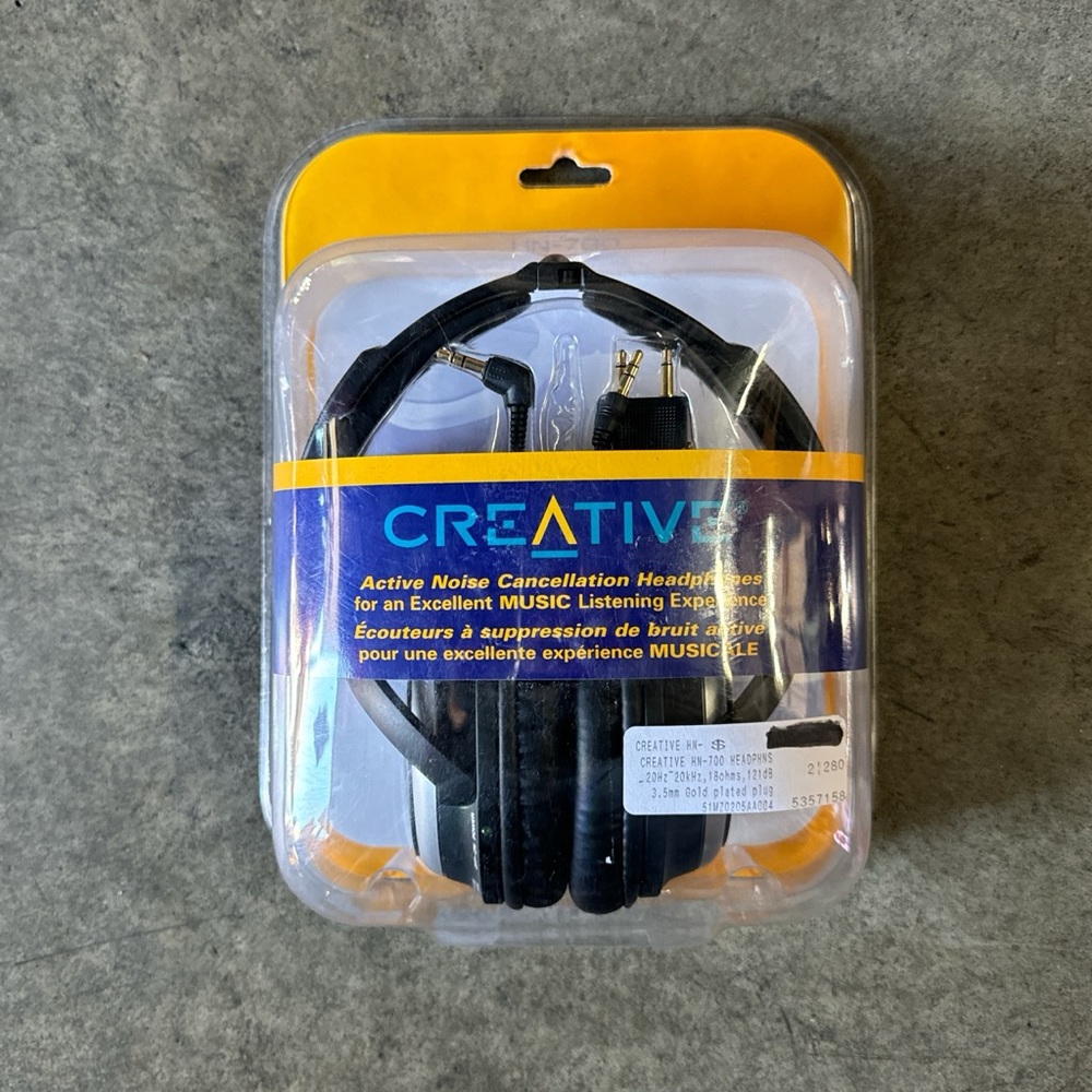 Vintage Deadstock 2006 headphones in Perfect Mint Condition.